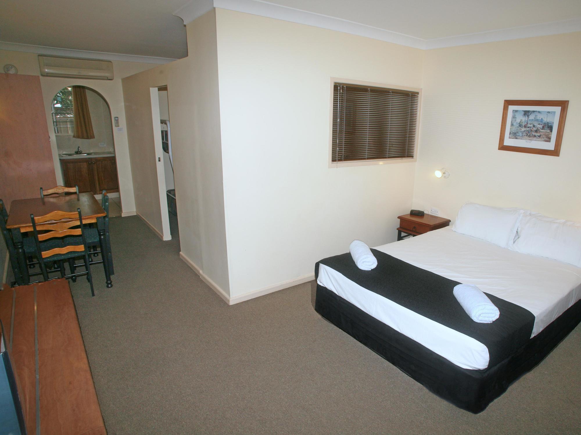 הרווי ביי Tower Court Motel - Adults Only Haven מראה חיצוני תמונה