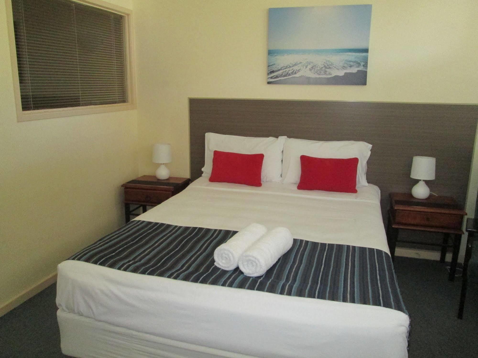 הרווי ביי Tower Court Motel - Adults Only Haven מראה חיצוני תמונה