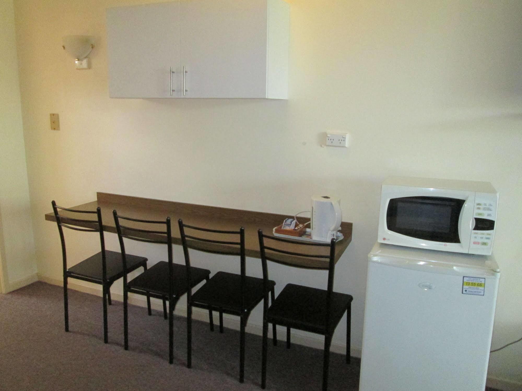 הרווי ביי Tower Court Motel - Adults Only Haven מראה חיצוני תמונה
