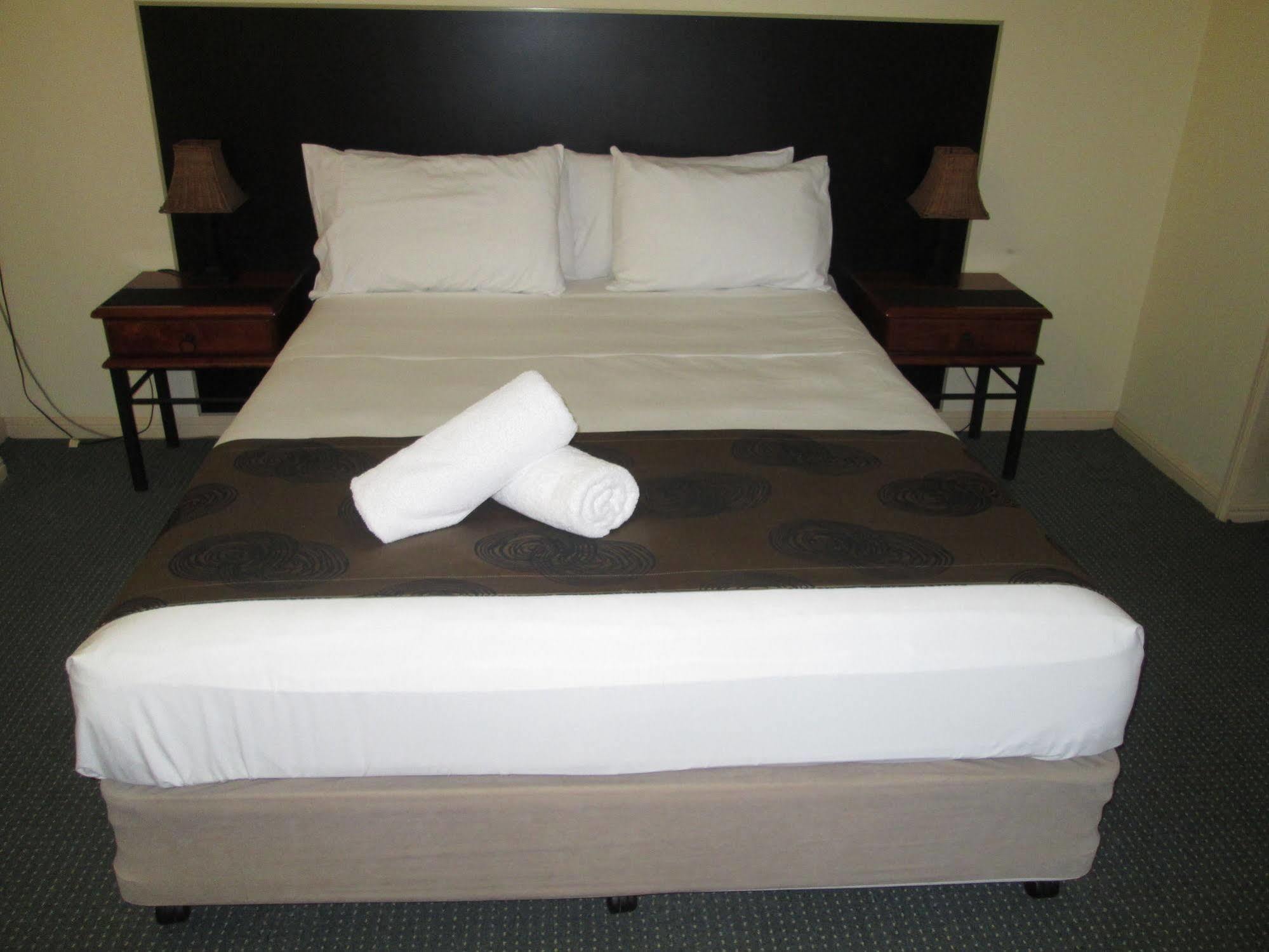 הרווי ביי Tower Court Motel - Adults Only Haven מראה חיצוני תמונה