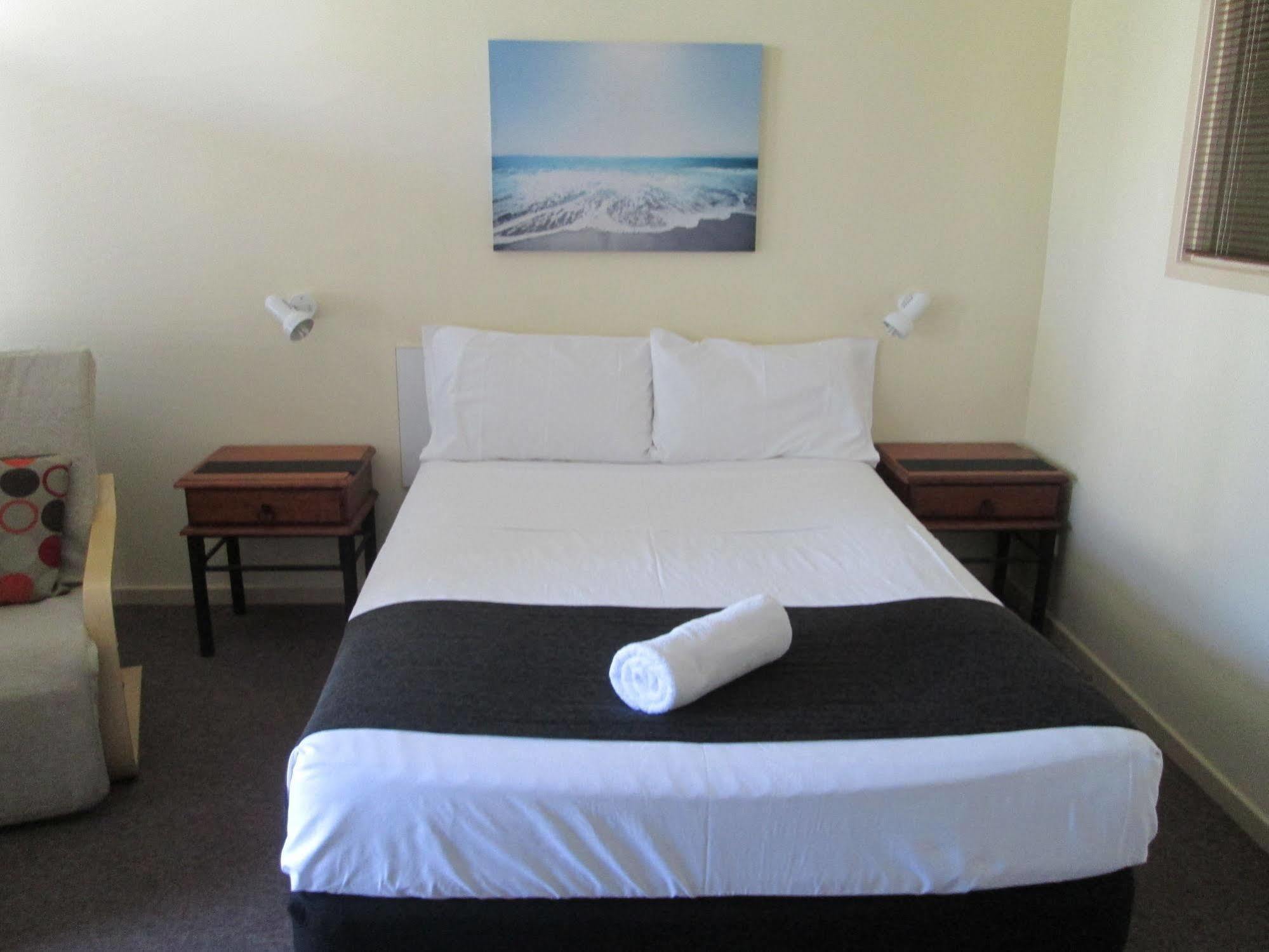הרווי ביי Tower Court Motel - Adults Only Haven מראה חיצוני תמונה